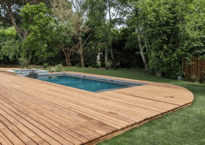 Habillage de piscine, terrasse bois, belles finitions, exemple de terrasse bois, Asterre Paysage à La Brède en Gironde.