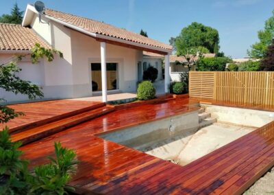 Jolie terrasse en bois exotique qui habille cette piscine par Asterre Paysage à La Brède, Gradignan et en sud Gironde