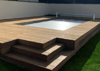 Terrasse en bois pour habiller une piscine une réalisation Asterre Paysage à La Brède